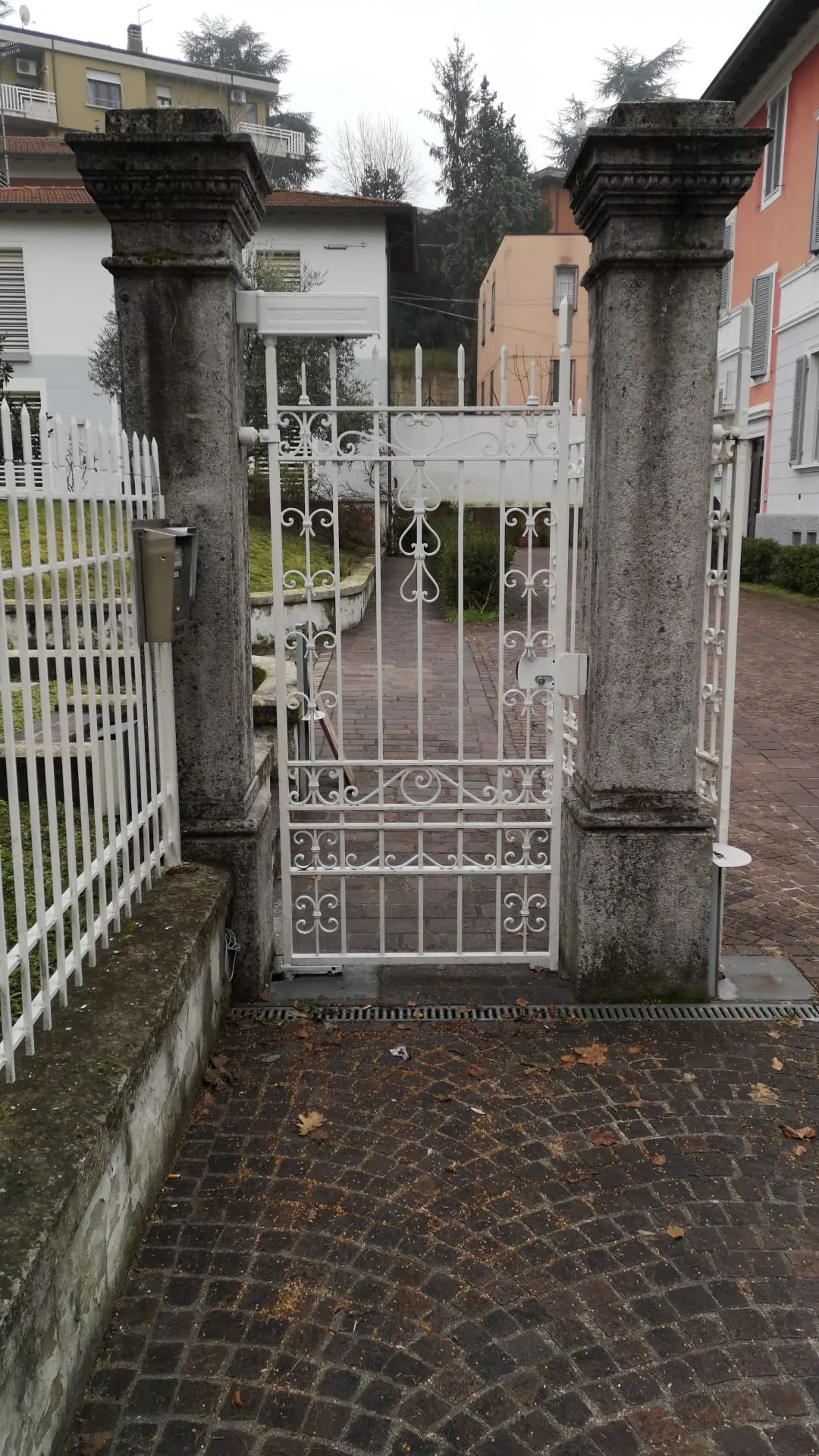 Cancello pedonale in stile classico a Carignano, Parma