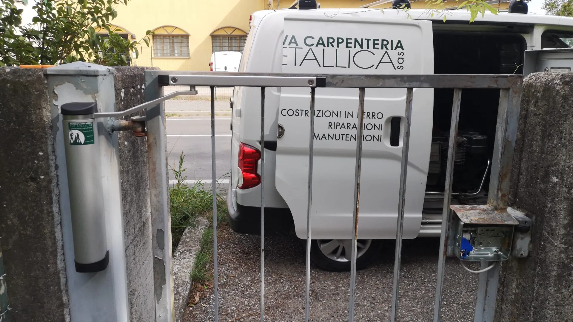 Chiudi cancello condominiale a Felino